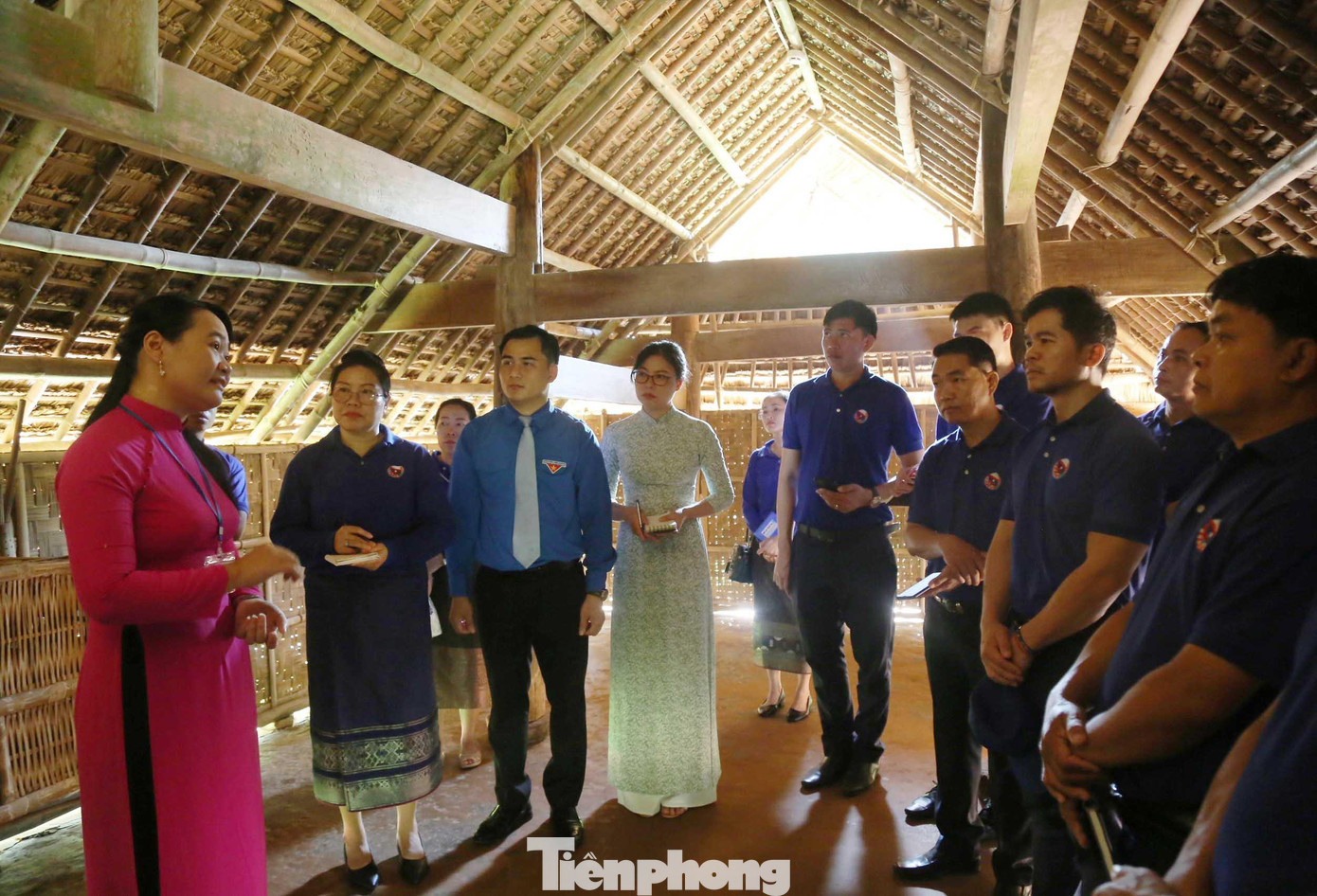 Đoàn công tác nghe thuyết minh về cuộc đời Chủ tịch Hồ Chí Minh và truyền thống đoàn kết của hai nước Việt Nam - Lào.