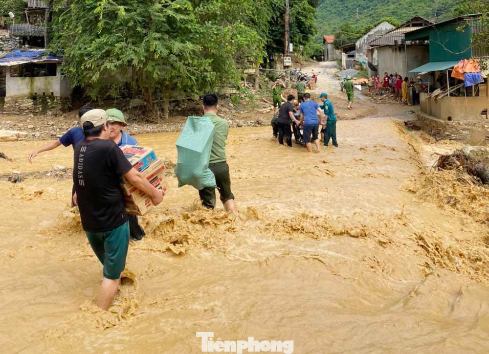Hình ảnh lực lượng Công an không ngại hiểm nguy băng qua dòng nước lũ hỗ trợ nhu yếu phẩm cho người dân gây xúc động mạnh.