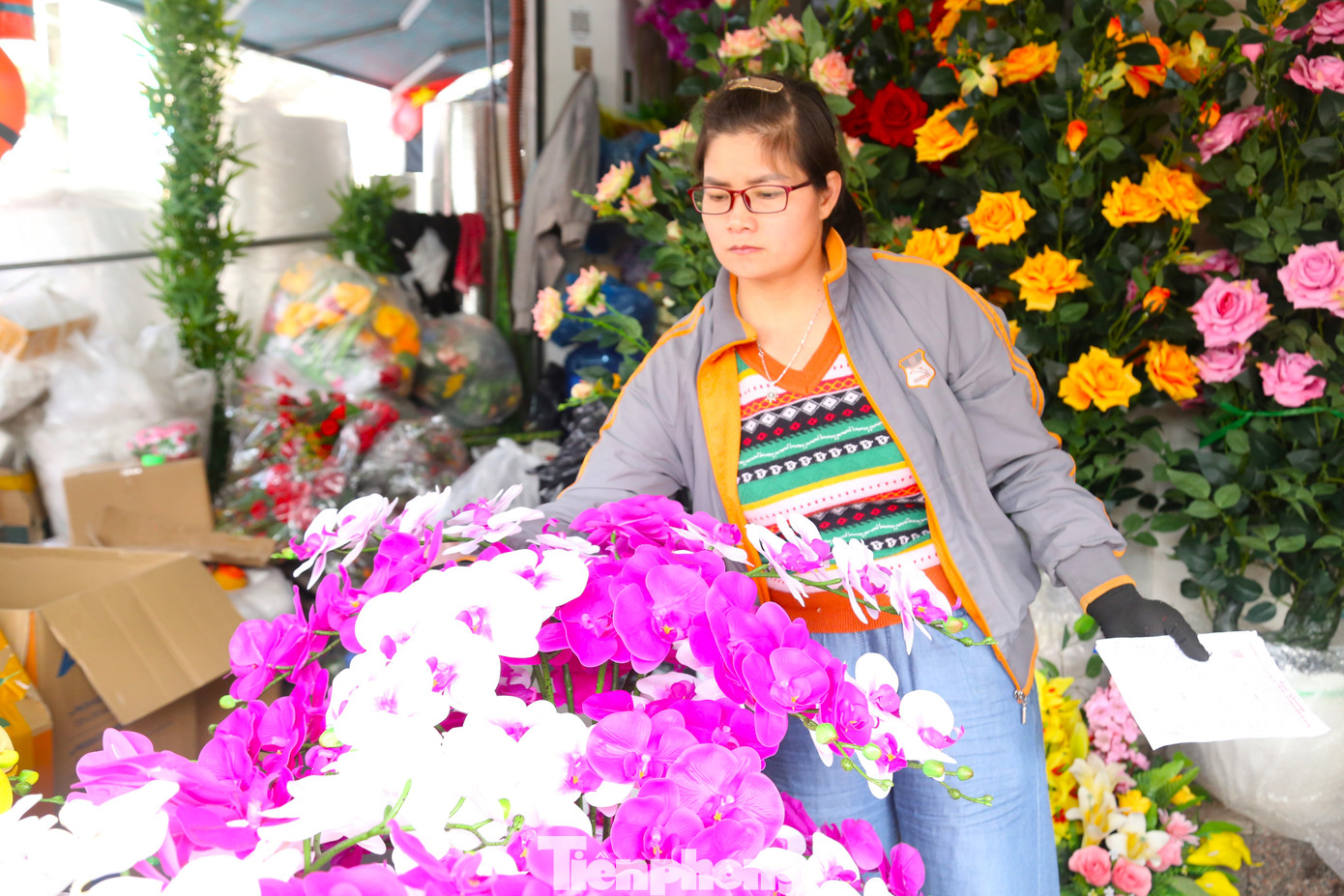 Hoa lan giả kết thành bình có giá từ 1,5-3 triệu đồng/bình.