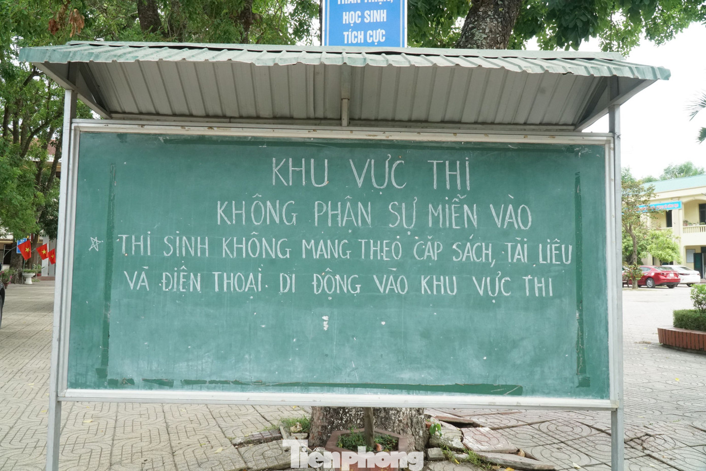 Biển lưu ý thí sinh những vật dụng không được mang vào khu vực thi tại Trường THPT Lê Hồng Phong