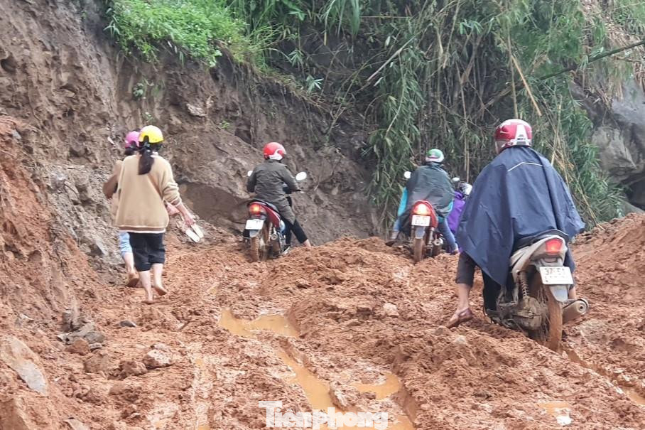 Đây là tuyến đường độc đạo nối từ thị trấn Mường Xén vào xã Tây Sơn, dài khoảng 12km. Nhiều đoạn, cả nửa quả đồi như úp xuống con đường, kéo dài hàng chục mét; những khối đá khổng lồ nằm chắn ngang đường khiến giao thông bị chia cắt, đe dọa tính mạng của người tham gia giao thông qua đây.