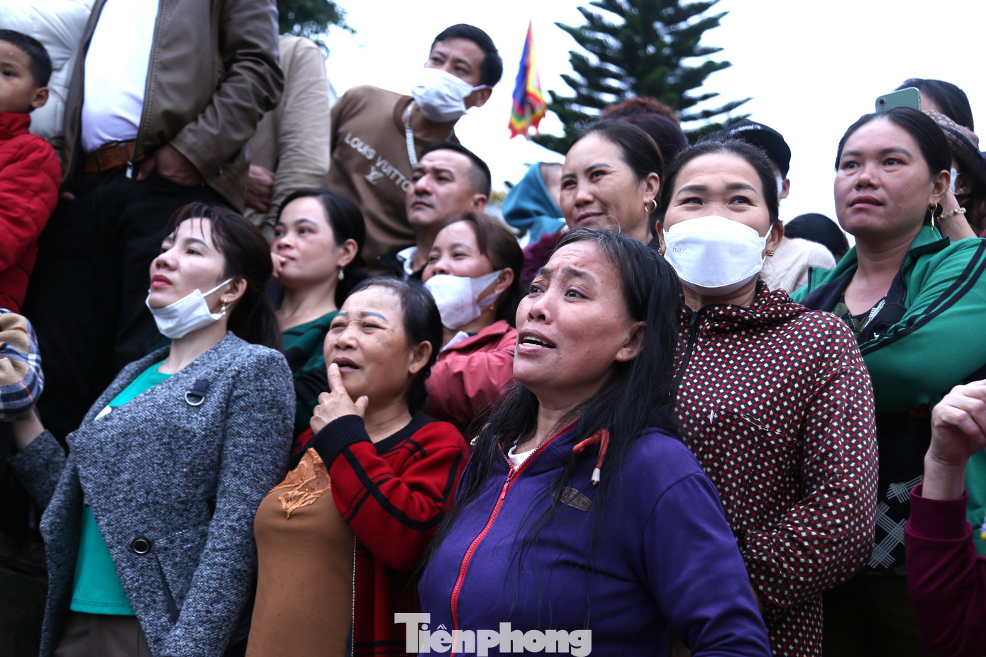 Người dân chăm chú, hồi hộp xem các đội thi đan lưới.