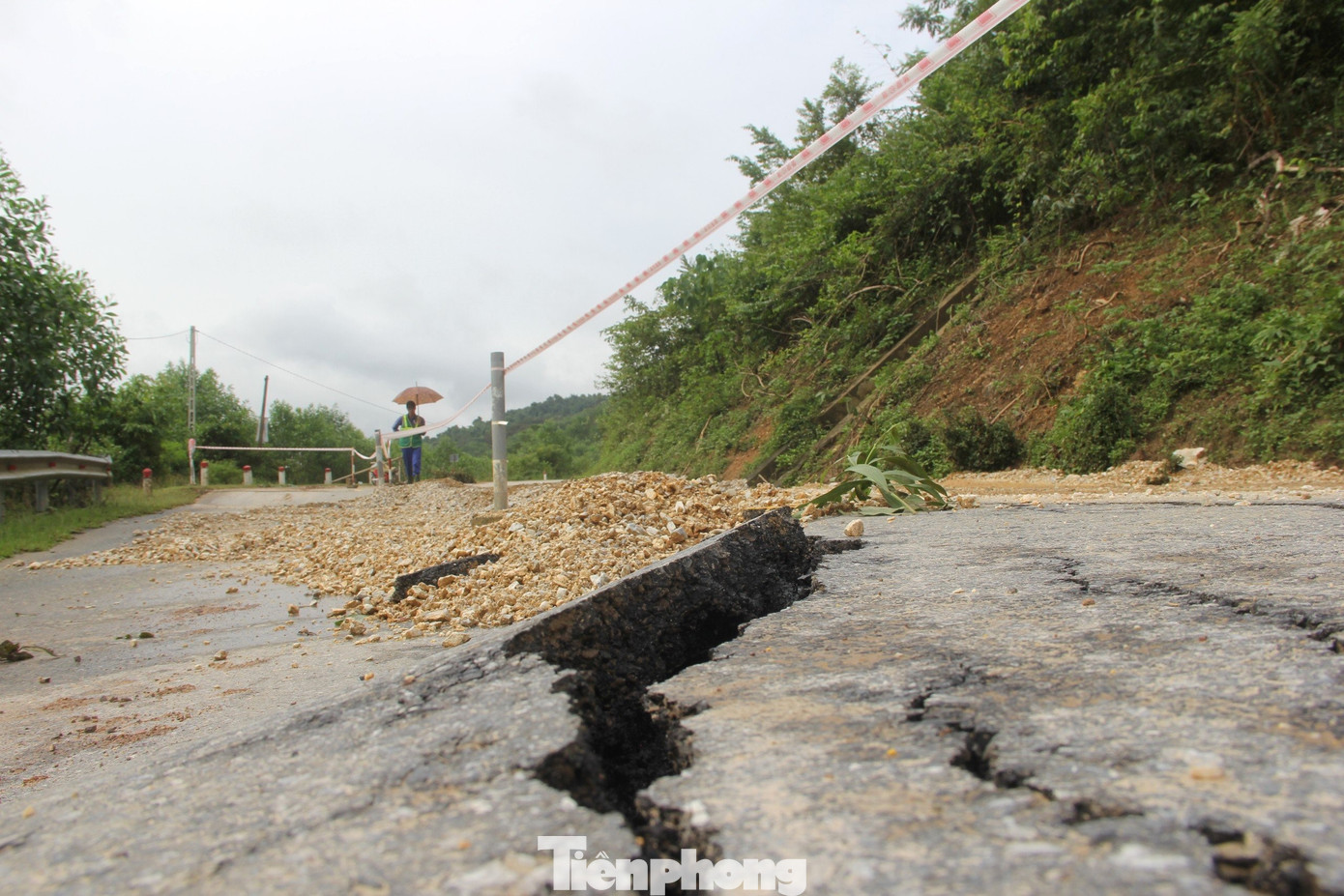 Đáng chú ý là điểm đứt gãy, sụt lún nghiêm trọng tại Km99+100 trên quốc lộ 48A, đoạn qua địa bàn xã Châu Thắng (huyện Quỳ Châu). Ngay sau khi xuất hiện vết sụt lún, đơn vị quản lý đường bộ đã giăng dây, cảnh báo, bố trí người canh gác để đảm bảo an toàn. Đáng chú ý là điểm đứt gãy, sụt lún nghiêm trọng tại Km99+100 trên quốc lộ 48A, đoạn qua địa bàn xã Châu Thắng (huyện Quỳ Châu). Ngay sau khi xuất hiện vết sụt lún, đơn vị quản lý đường bộ đã giăng dây, cảnh báo, bố trí người canh gác để đảm bảo an toàn.
