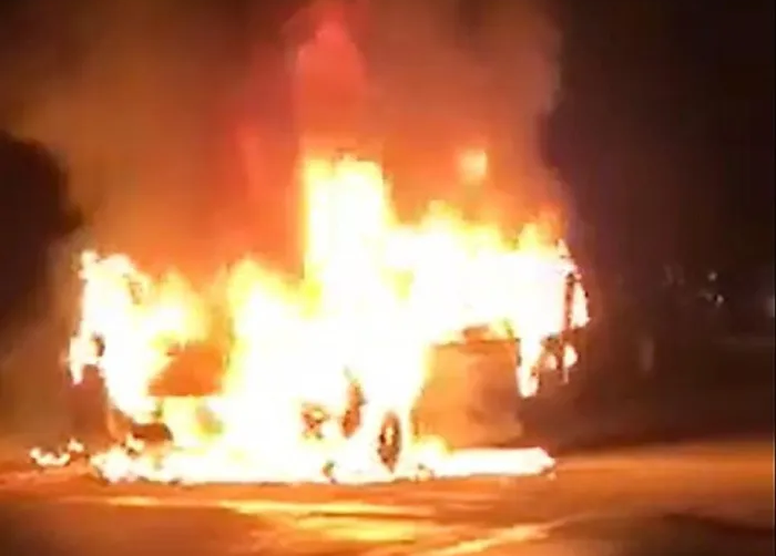 Hình ảnh xe ô tô bốc cháy dữ dội trên quốc lộ 7A, đoạn qua xã Khai Sơn (huyện Anh Sơn) tối 31/10. Hình ảnh xe ô tô bốc cháy dữ dội trên quốc lộ 7A, đoạn qua xã Khai Sơn (huyện Anh Sơn) tối 31/10.