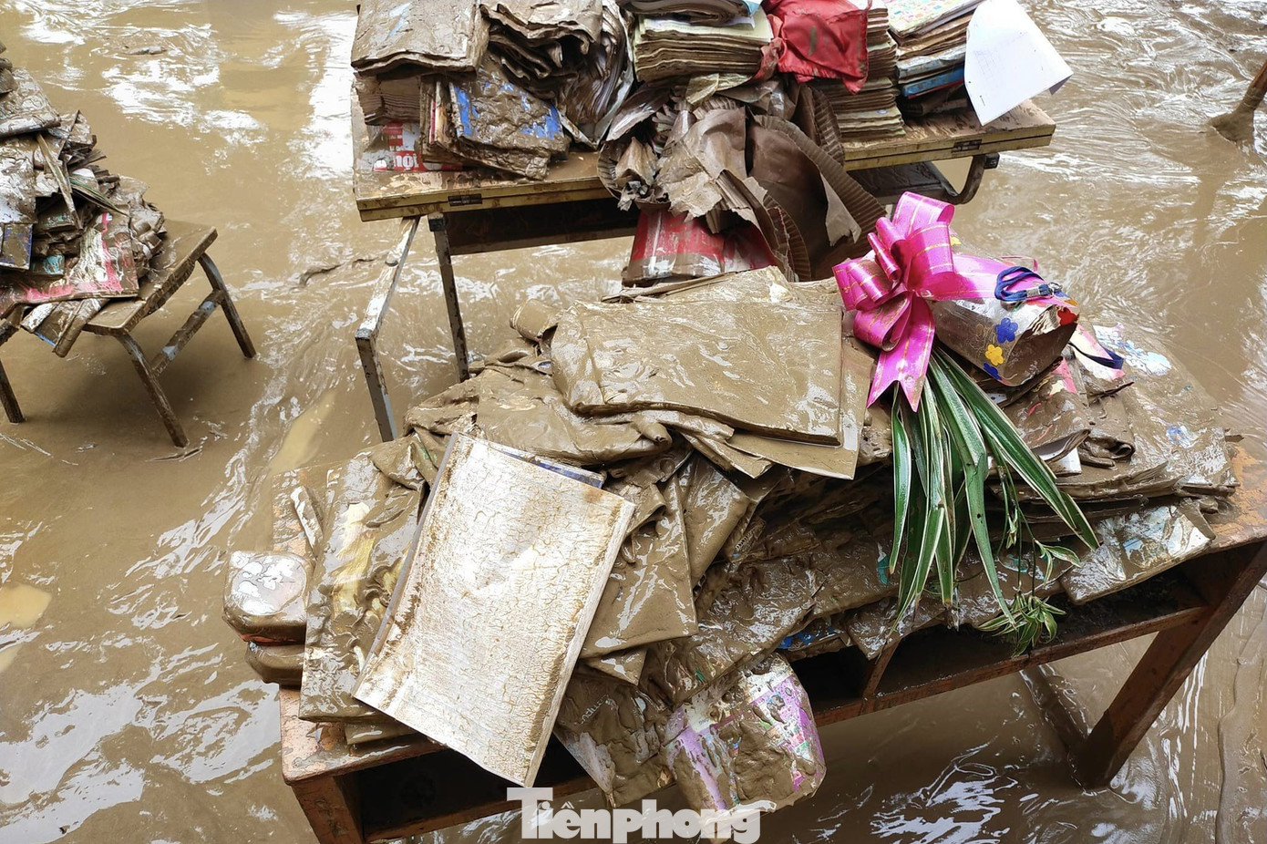 Mưa lớn, nước lũ dâng cao làm gần 15.000 học sinh phải nghỉ học, hơn 100 học sinh Trường THPT Quỳ Châu ở trọ bị lũ cuốn trôi hết sách vở, tư trang học tập. 7 điểm trường thuộc các xã Châu Hạnh, Châu Tiến, Châu Thắng, Diên Lãm... bị ngập sâu trong nước.