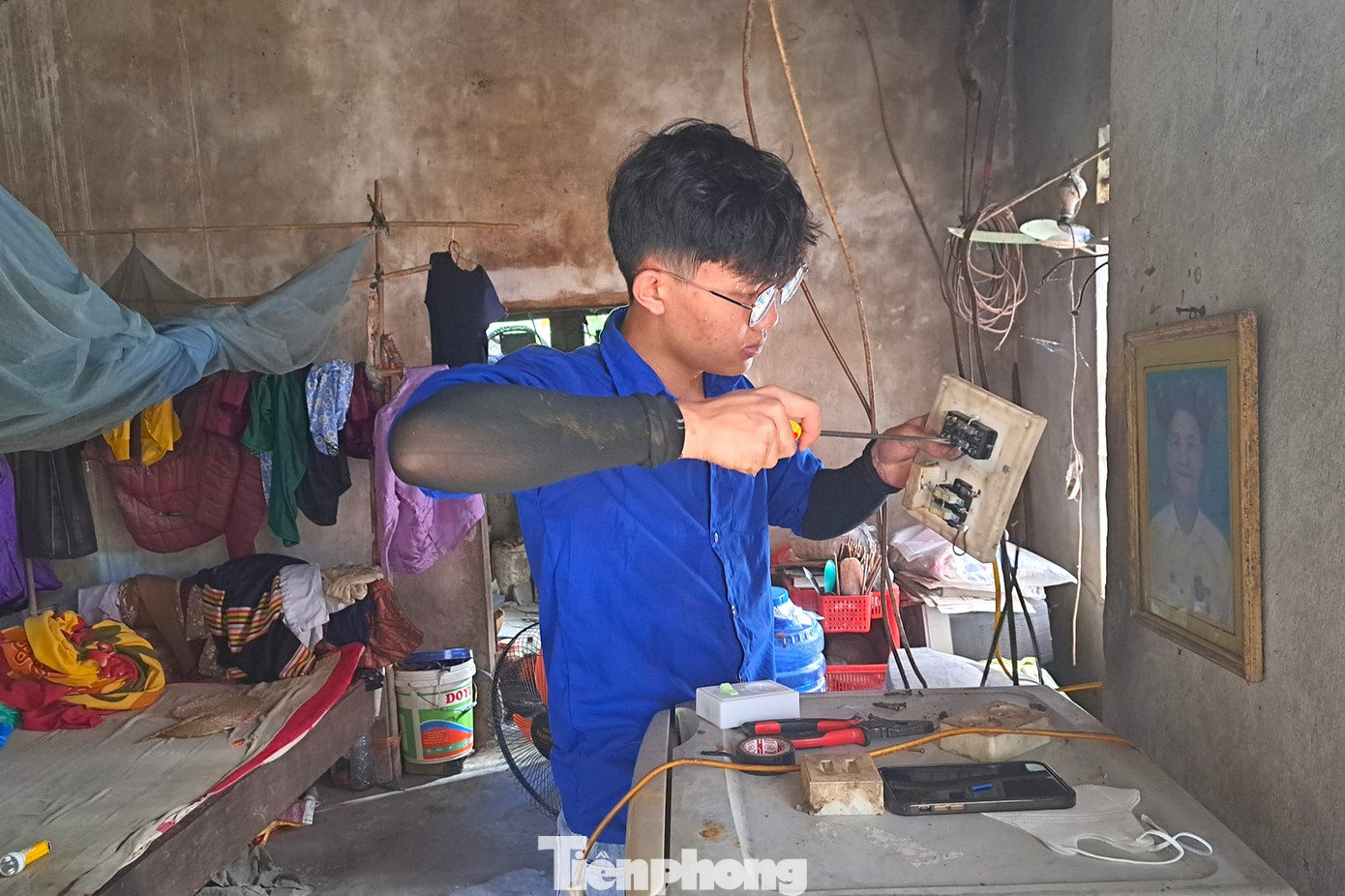 Công việc chủ yếu là thay thế bóng đèn, công tắc, cầu dao và dây điện.