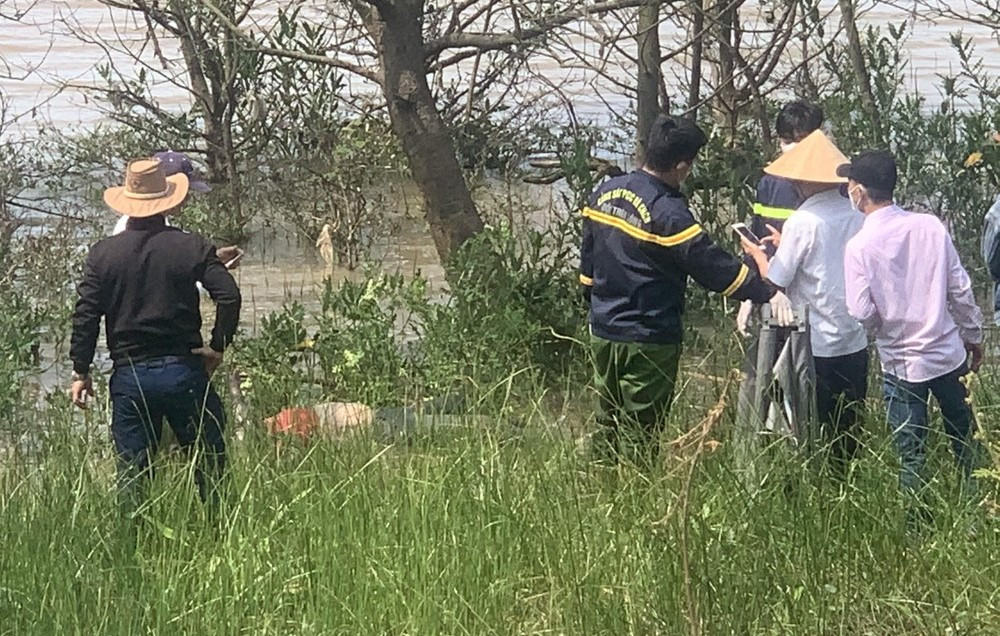 Thi thể nam thanh niên nhảy cầu được tìm thấy sau 1 ngày tìm kiếm Thi thể nam thanh niên nhảy cầu được tìm thấy sau 1 ngày tìm kiếm