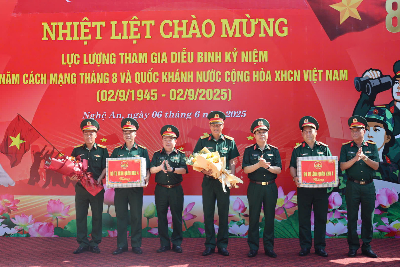 Lãnh đạo UBND tỉnh, UBMTTQ tỉnh, Bộ CHQS tỉnh Nghệ An tặng hoa, quà các khối lực lượng tham gia diễu binh, diễu hành.