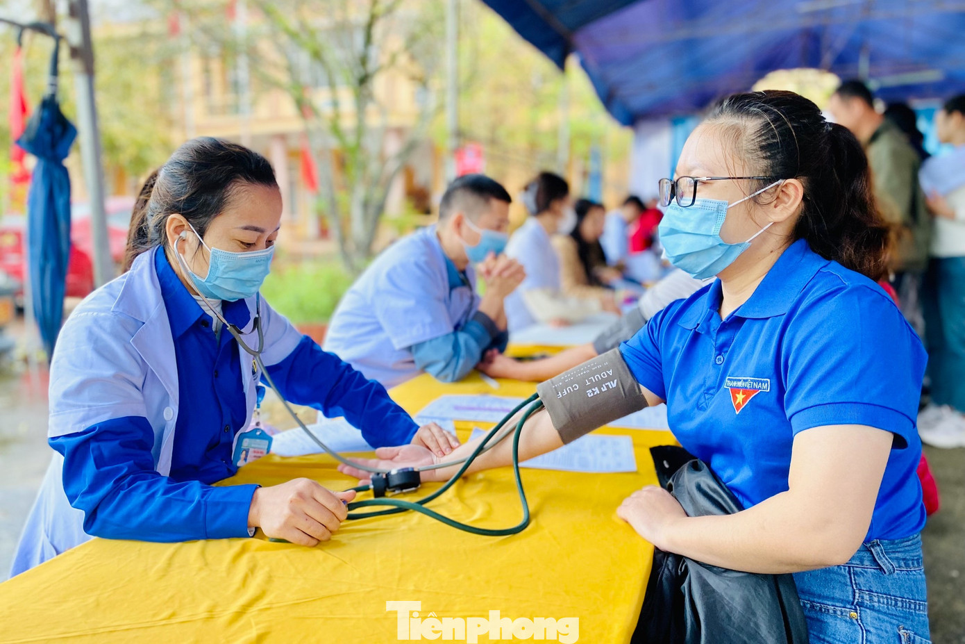 Đăng ký, khám sàng lọc trước khi hiến máu.