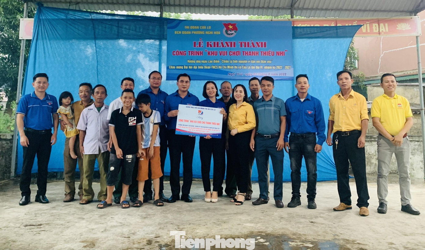 Anh Thái Minh Sỹ - Phó Bí thư Thường trực Tỉnh Đoàn trao tặng công trình vui chơi "Vì đàn em thân yêu" tại phường Nghi Hòa và phường Thu Thủy (thị xã Cửa Lò).