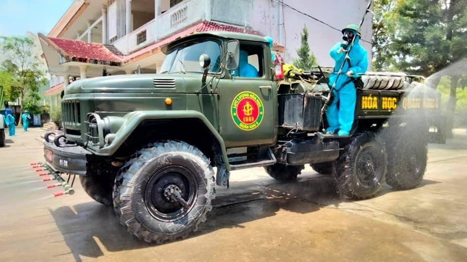Xe chuyên dụng được trang bị máy bơm công suất lớn, phun thuốc sát khuẩn dạng sương lên toàn bộ khuôn viên trường. Xe chuyên dụng được trang bị máy bơm công suất lớn, phun thuốc sát khuẩn dạng sương lên toàn bộ khuôn viên trường.