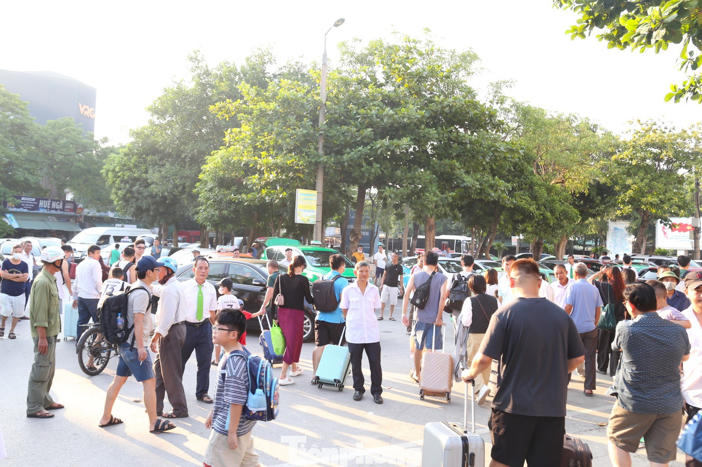 Ông Cao Ngọc Tuấn - Trạm trưởng Trạm Vận tải đường sắt Vinh, cho biết: Nếu như ngày thường ga Vinh đón khoảng 500 - 1.000 khách thì trong dịp lễ như Quốc khánh 2/9 là khoảng 4.000 khách, đó vừa là niềm vui cho vận tải đường sắt nhưng đồng thời trách nhiệm khi phục vụ đủ số lượng khách lớn cũng phải chu toàn hơn.