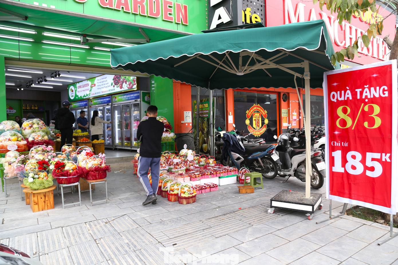 Một số cửa hàng thiết kế mẫu giỏ, hộp quà kết hợp giữa hoa tươi và trái cây, vừa mang giá trị tinh thần, vừa thiết thực. Giá mỗi giỏ quà tùy vào các loại trái cây và hoa tươi tương ứng. Một số cửa hàng thiết kế mẫu giỏ, hộp quà kết hợp giữa hoa tươi và trái cây, vừa mang giá trị tinh thần, vừa thiết thực. Giá mỗi giỏ quà tùy vào các loại trái cây và hoa tươi tương ứng.