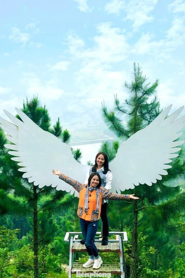 Du khách đến đây sẽ được đắm say trước cảnh đẹp thiên nhiên, thoải mái tìm vị trí check-in để có những bức hình đẹp.