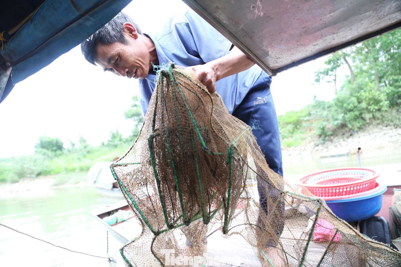 “Bố mẹ tôi người Đức Thọ, Hà Tĩnh. Ông bà ra đây mưu sinh rồi sinh ra tôi. Công việc hàng ngày của chúng tôi gắn liền với những tấm lưới chài. Mọi sinh hoạt của gia đình đều ở ngay trên con thuyền nhỏ này, tắm giặt bằng nước sông, chỉ có nước uống, điện thắp sáng là xin dùng ké của người dân trên bờ”, ông Hoài chia sẻ. “Bố mẹ tôi người Đức Thọ, Hà Tĩnh. Ông bà ra đây mưu sinh rồi sinh ra tôi. Công việc hàng ngày của chúng tôi gắn liền với những tấm lưới chài. Mọi sinh hoạt của gia đình đều ở ngay trên con thuyền nhỏ này, tắm giặt bằng nước sông, chỉ có nước uống, điện thắp sáng là xin dùng ké của người dân trên bờ”, ông Hoài chia sẻ.