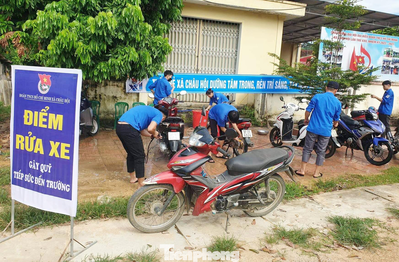 Dịp này, tất cả 12 cơ sở Đoàn xã, thị trấn trên địa bàn huyện Quỳ Châu đều tích cực hưởng ứng tham gia hoạt động rửa xe gây quỹ. Trong ảnh, các bạn đoàn viên thanh niên xã Châu Hội, huyện Quỳ Châu hăng hái rửa xe gây quỹ.