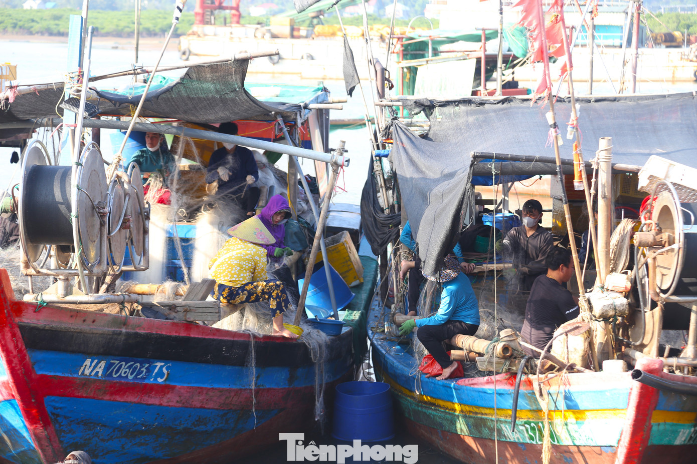 Ở đây, phần lớn người dân săn ghẹ bằng lưới, đi theo từng gia đình từ 2 - 4 lao động. Đánh bắt ghẹ diễn ra quanh năm, nhưng được nhất từ tháng 9 đến tháng 12 dương lịch.