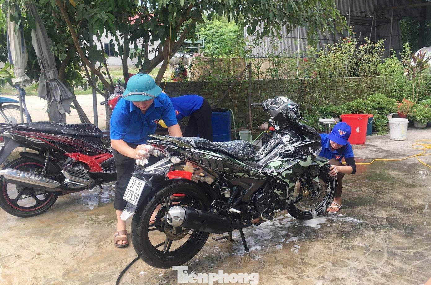 Để có được mặt bằng rửa xe, các bạn trẻ đã gặp chủ cơ sở rửa xe trên địa bàn. Khi biết ý nghĩa cao đẹp của việc rửa xe, gây quỹ, các chủ cơ sở này đều đồng ý cho mượn mặt bằng, máy móc.