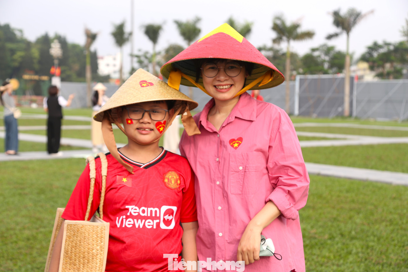 Hòa cùng niềm vui, chị Nguyễn Thị Hương Trà (40 tuổi, trú phường Trường Thi, thành phố Vinh) cùng con trai tới Quảng trường Hồ Chí Minh để chờ xem chương trình diễu binh, diễu hành từ 5 giờ sáng. “Cũng như mọi người, tôi rất háo hức được xem lễ diễu binh, diễu hành hôm nay. Tôi thực sự xúc động và tự hào vì mình là người Việt Nam, được sinh ra và lớn lên trong hòa bình. Sự kiện trọng đại này góp phần vun đắp cho các con tình yêu quê hương đất nước, để từ đó sống và học tập xứng đáng là người con của Việt Nam thân yêu”, chị Hương Trà chia sẻ.