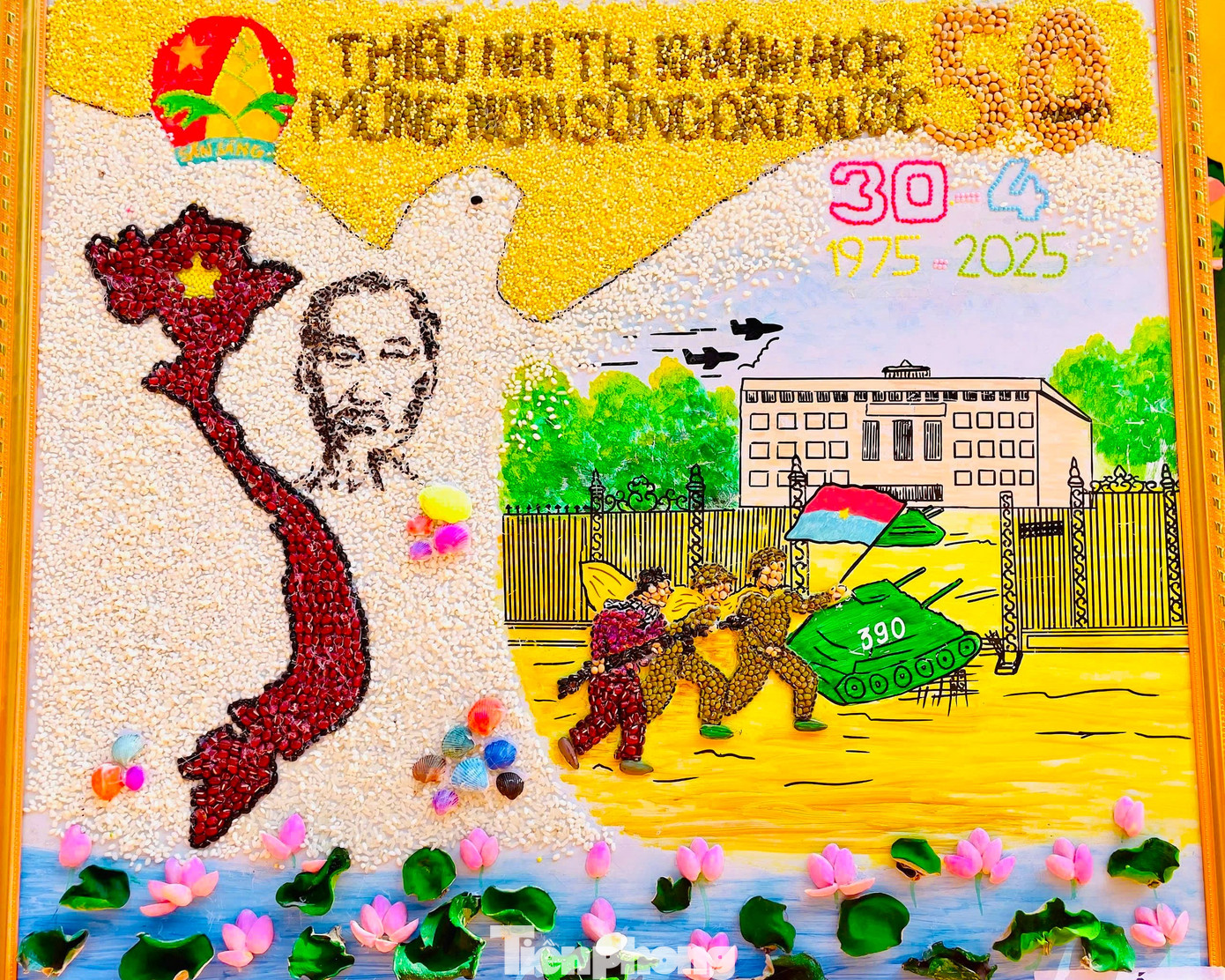 Bức tranh này tái hiện sinh động thời khắc lịch sử hào hùng ngày 30/4/1975. Hình ảnh chiếc xe tăng húc đổ cánh cổng Dinh Độc Lập phía sau là đoàn quân giải phóng tiến vào với tinh thần quyết thắng. Lá cờ Mặt trận Dân tộc giải phóng miền Nam Việt Nam tung bay kiêu hãnh, tượng trưng cho khát vọng hòa bình và độc lập. Đây cũng là bức tranh đạt giải Nhất.