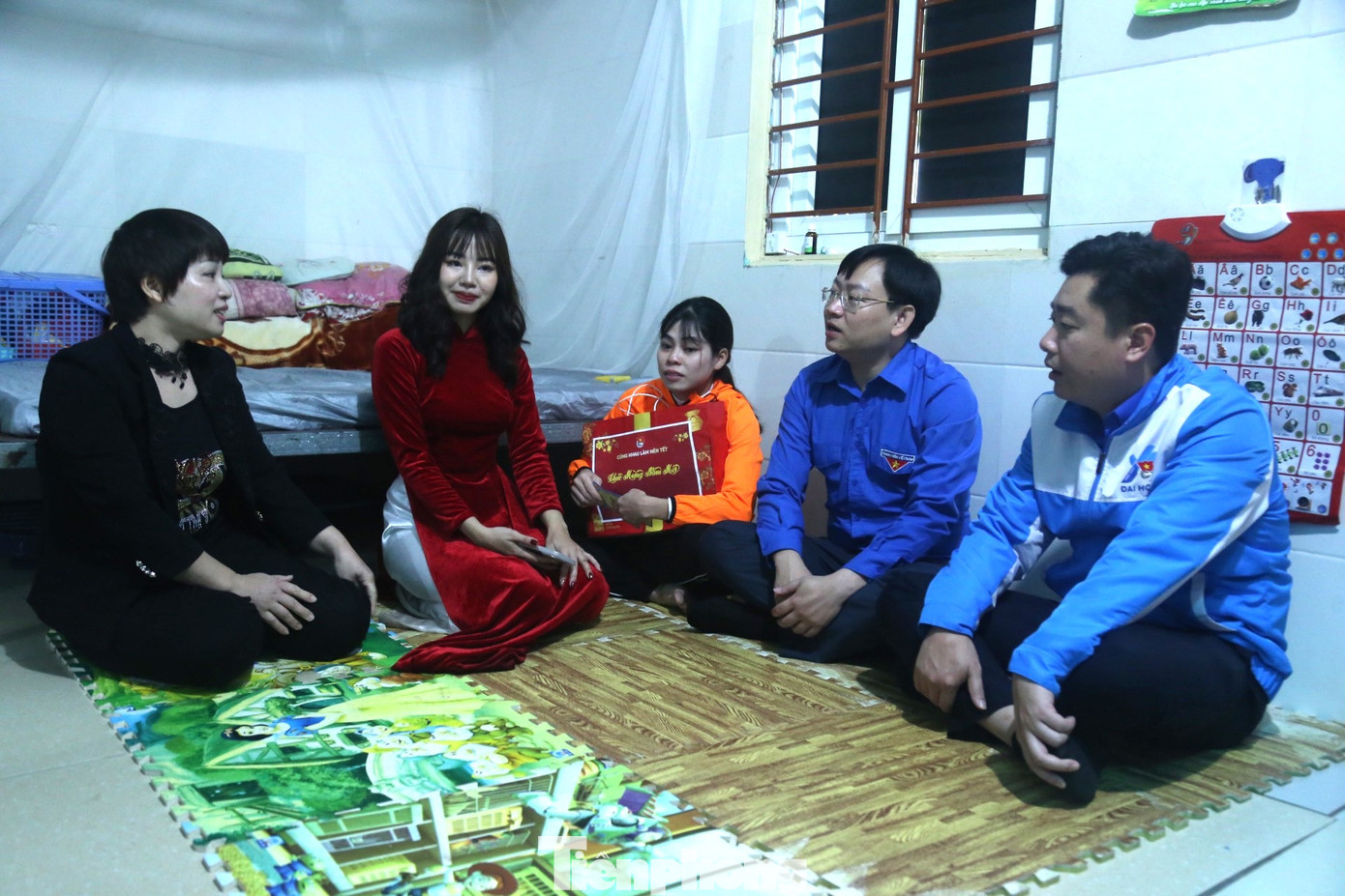 Thăm, tặng quà cho thanh niên công nhân tại khu nhà trọ đối diện Công ty May Minh Anh – Kim Liên.