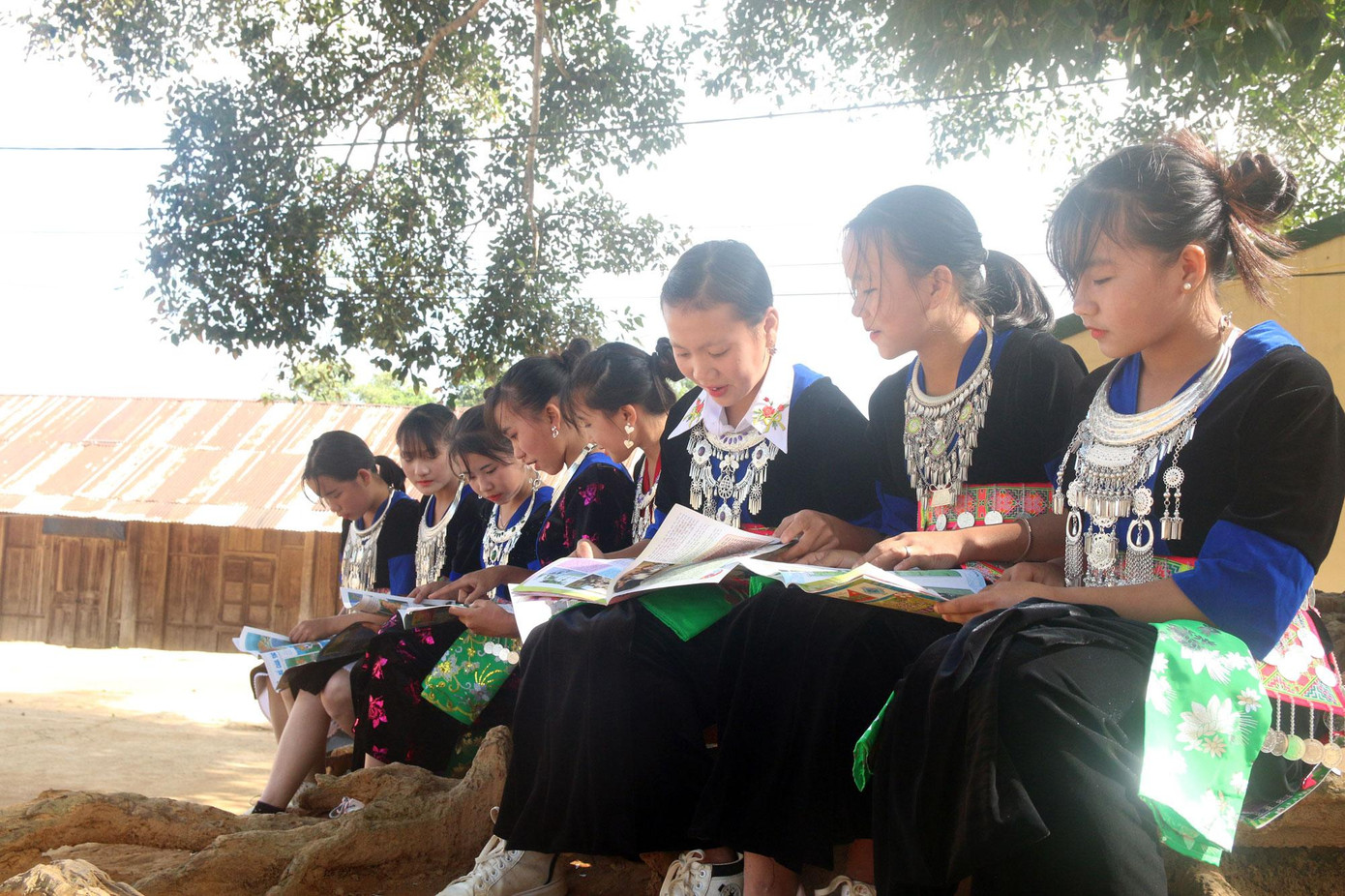 "Em cảm thấy rất thoải mái và thích thú. Đọc sách ở không gian ngoài trời giúp chúng em ghi nhớ được dễ dàng và nhiều hơn”, em Moong Thị Y, học sinh lớp 7, trường THCS Chiêu Lưu cho hay.