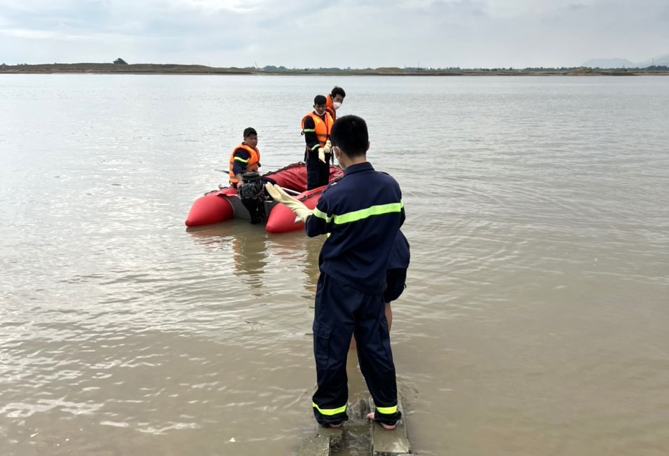 Lực lượng chức năng tìm kiếm, đưa thi thể chị T. lên bờ