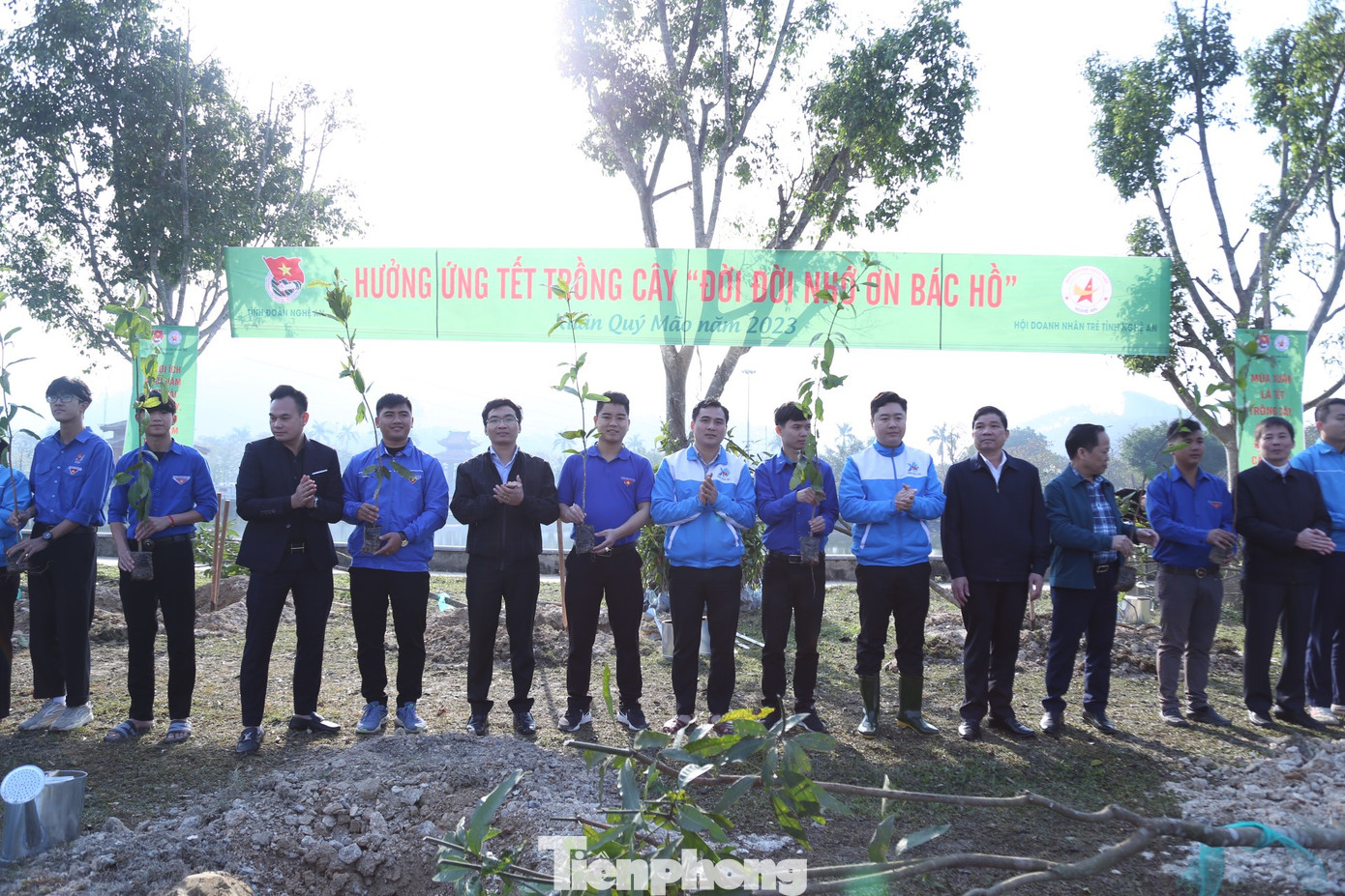 Hưởng ứng Kế hoạch tổ chức Tết trồng cây &quot;Đời đời nhớ ơn Bác Hồ&quot; Xuân Quý Mão 2023 của T.Ư Đoàn TNCS Hồ Chí Minh, UBND tỉnh Nghệ An, sáng 1/2, Ban Thường vụ Tỉnh Đoàn phối hợp Hội Doanh nhân trẻ tỉnh Nghệ An tổ chức hoạt động trồng cây tại Khu di tích lịch sử Quốc gia Truông Bồn, xã Mỹ Sơn, huyện Đô Lương. - Ảnh: Thu Hiền
