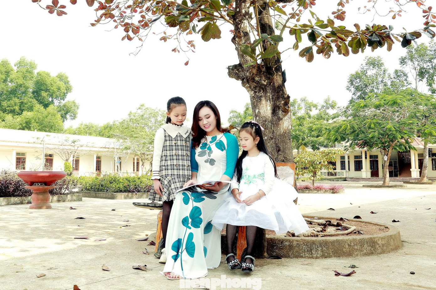 Cô Lương Thị Vân (Trường Tiểu học Quỳnh Thắng A) chia sẻ: “Đã qua biết bao nhiêu năm, tà áo dài thướt tha vẫn chưa bao giờ hết đẹp trong mắt của những con người yêu mến văn hóa Việt. Dù bất cứ nơi đâu áo dài cũng có thể xuất hiện và mang đến hơi thở văn hóa và nét thẩm mỹ vô cùng tinh tế, chính vì vậy áo dài mãi trường tồn với thời gian. Cho đến ngày nay vẫn còn vẹn nguyên nét thuần khiết và đằm thắm của người phụ nữ Việt Nam. Tôi tự hào, hãnh diện, và tự tin khi khoác lên mình bộ trang phục áo dài truyền thống duyên dáng này…”