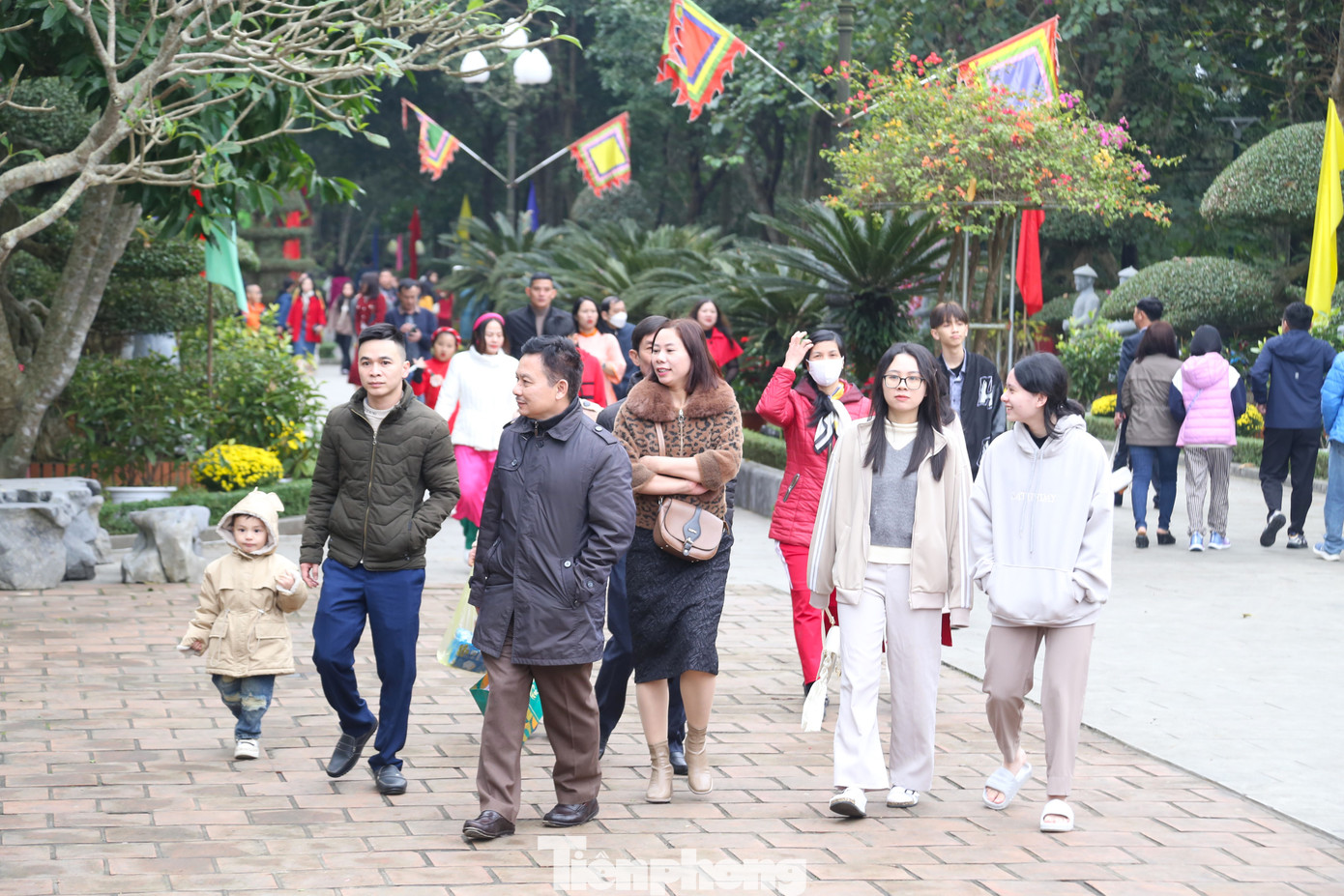 Đền thờ Hoàng đế Quang Trung là công trình văn hóa tâm linh gắn với du lịch nổi tiếng của Nghệ An. Ghi nhận ngày 12/2 (tức mùng 3 Tết Giáp Thìn), rất đông người dân và du khách thập phương đã về đền thờ Hoàng đế Quang Trung để vãn cảnh, chiêm bái.