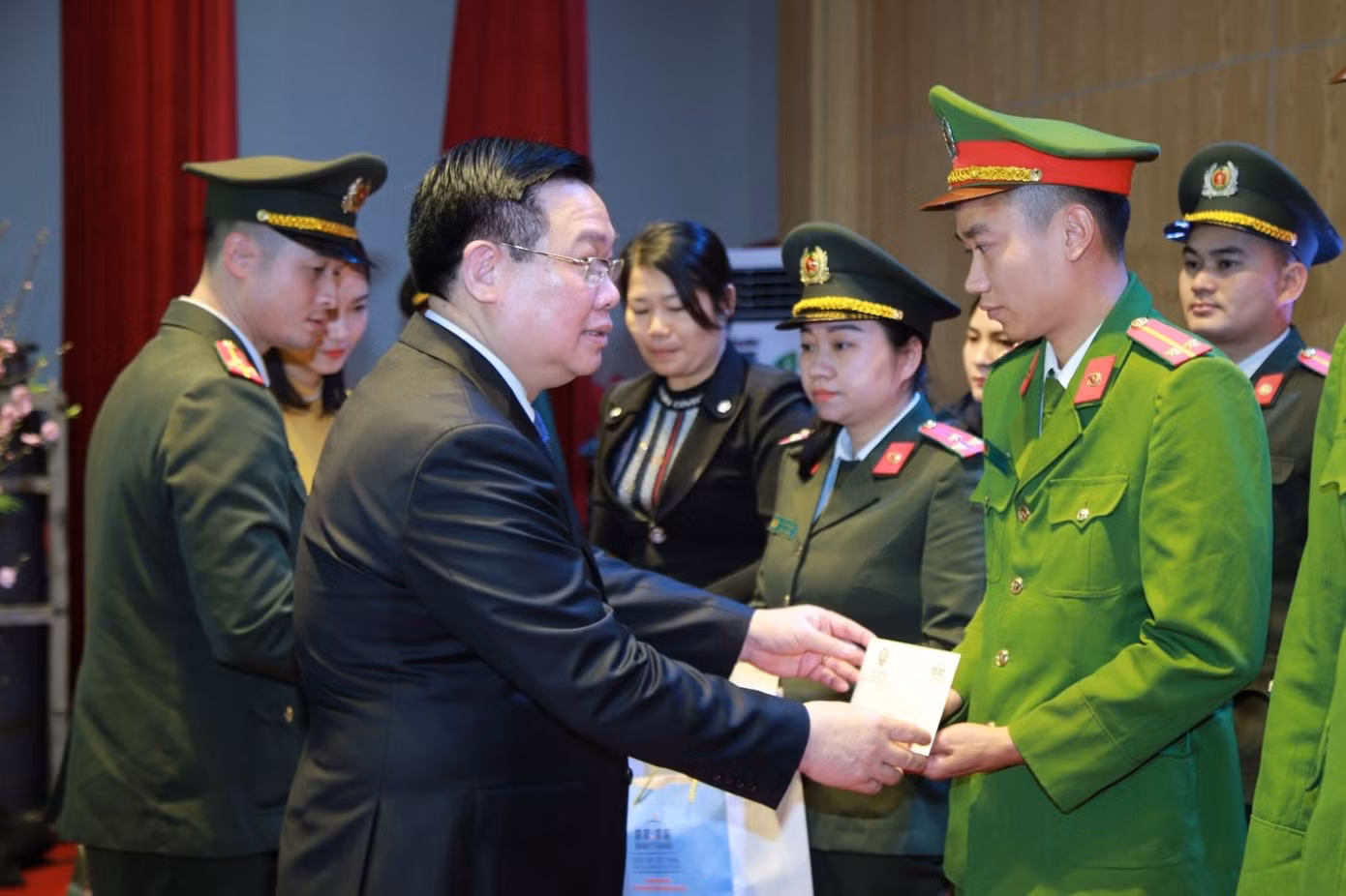 Chủ tịch Quốc hội Vương Đình Huệ trao quà tặng cán bộ, chiến sĩ có hoàn cảnh khó khăn. Chủ tịch Quốc hội Vương Đình Huệ trao quà tặng cán bộ, chiến sĩ có hoàn cảnh khó khăn.