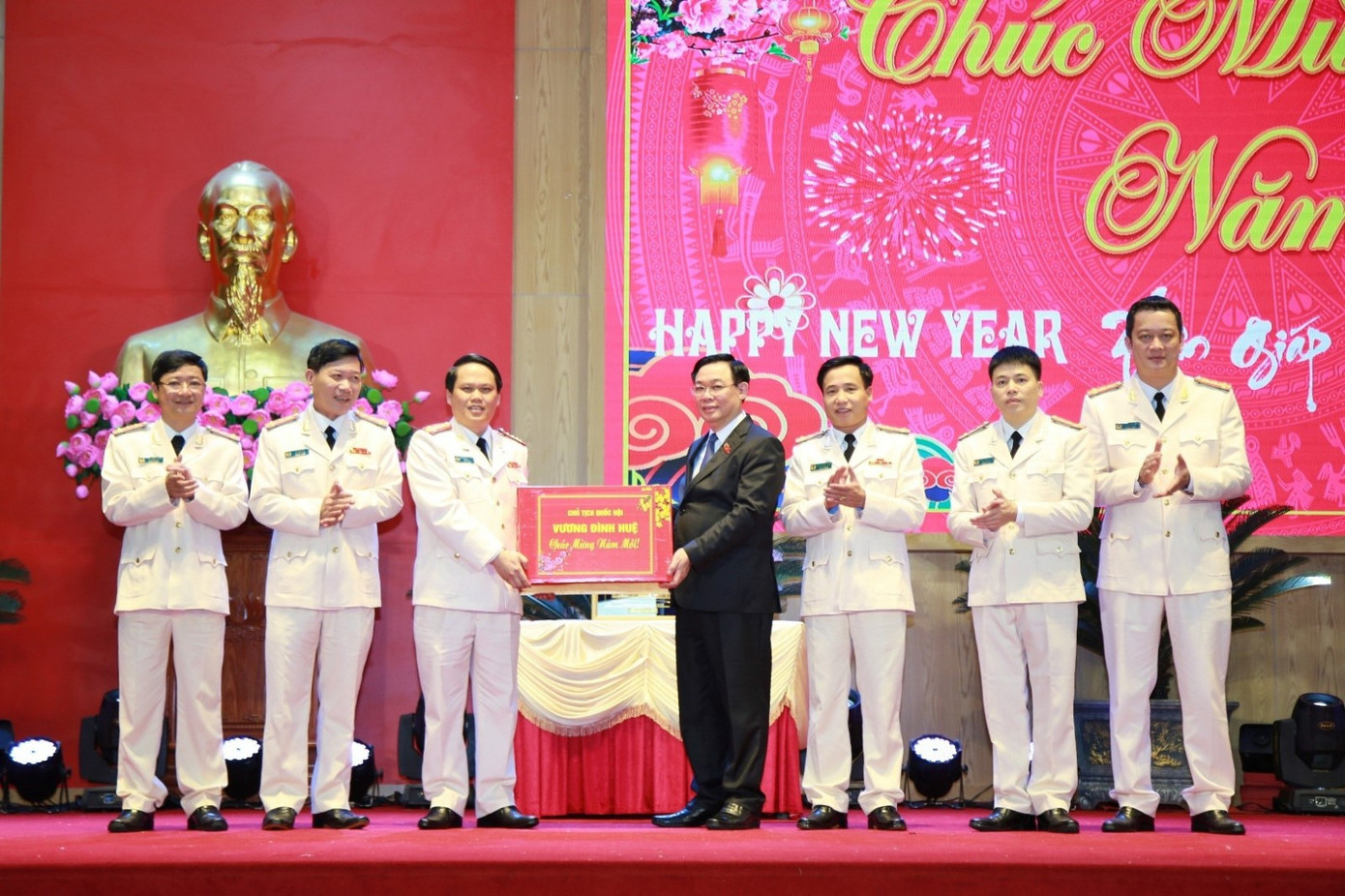 Chủ tịch Quốc hội Vương Đình Huệ trao quà tặng Công an tỉnh Nghệ An.