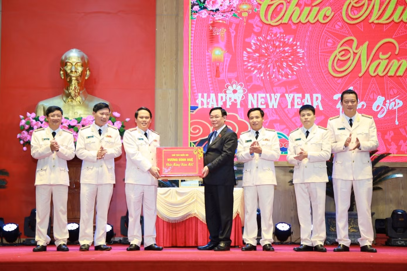 Chủ tịch Quốc hội Vương Đình Huệ trao quà tặng Công an tỉnh Nghệ An. Chủ tịch Quốc hội Vương Đình Huệ trao quà tặng Công an tỉnh Nghệ An.