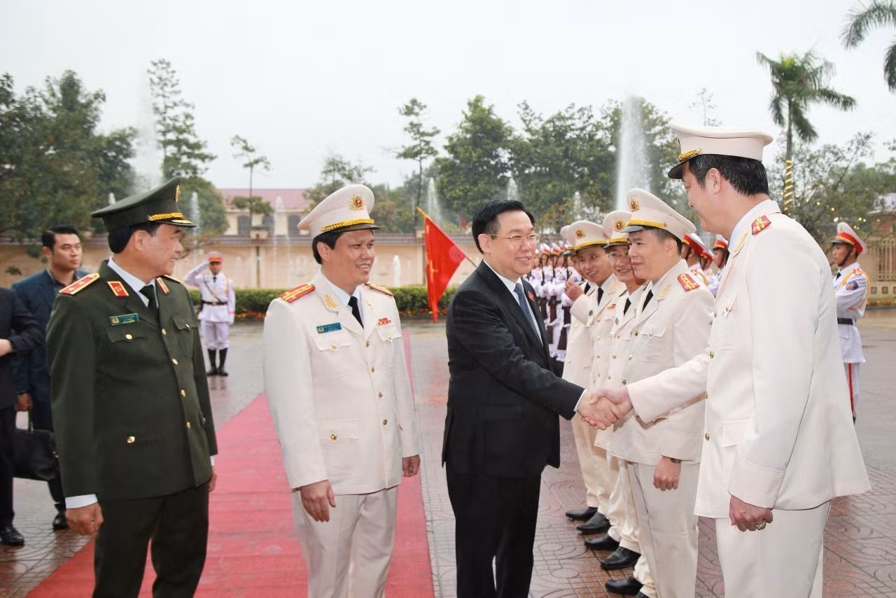 Công an tỉnh Nghệ An chào đón Chủ tịch Quốc hội Vương Đình Huệ. Công an tỉnh Nghệ An chào đón Chủ tịch Quốc hội Vương Đình Huệ.