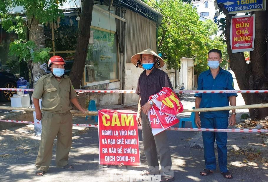 Người dân phường Hồng Sơn tự giác treo nhiều biển cảnh báo, cấm người lạ vào khu vực cách ly.