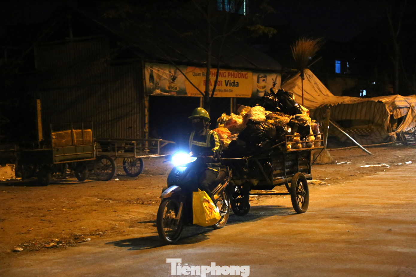 Chở rác đến khu vực tập kết.