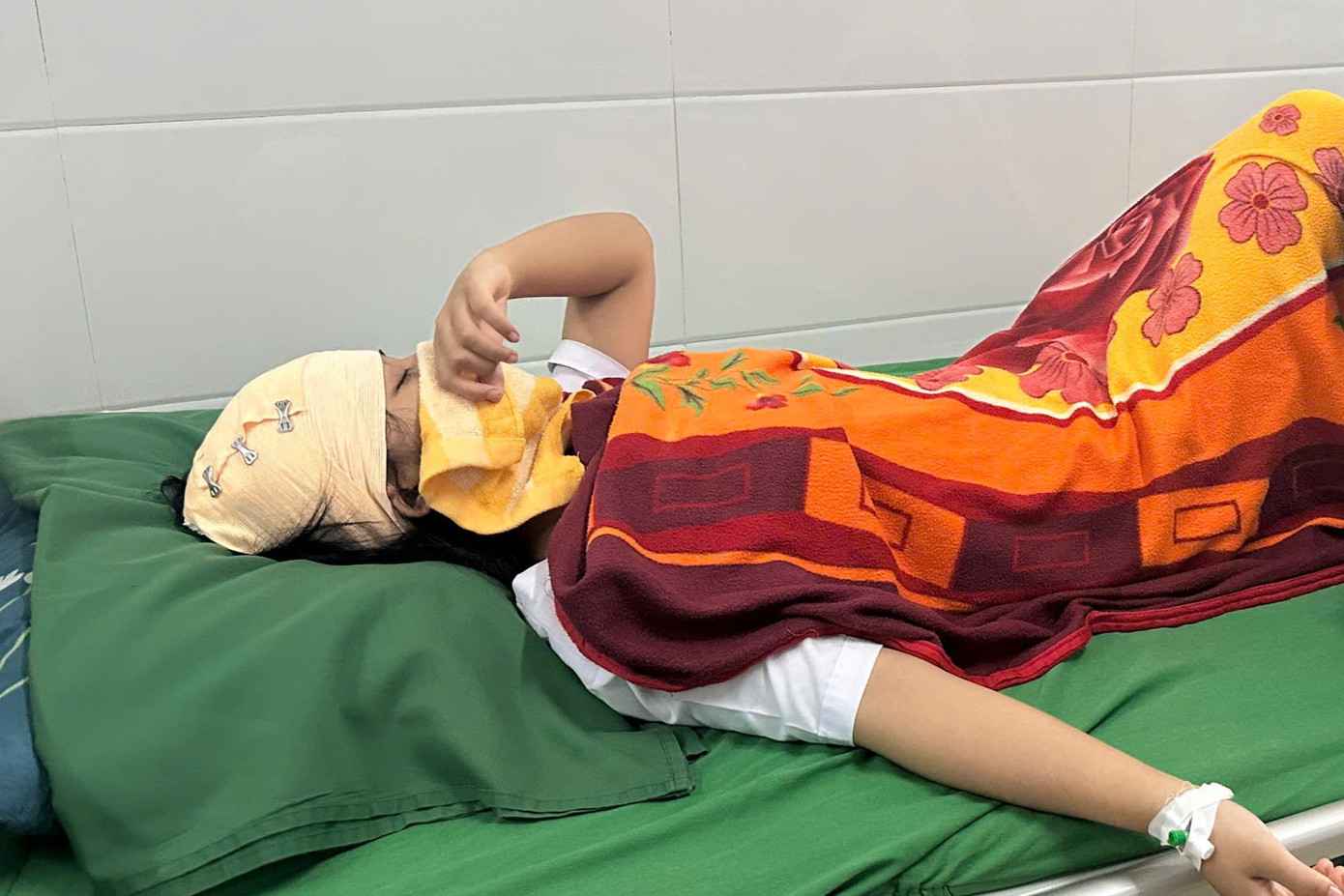 Em T. đang được điều trị, chăm sóc tích cực tại Bệnh viện Đa khoa thành phố Vinh