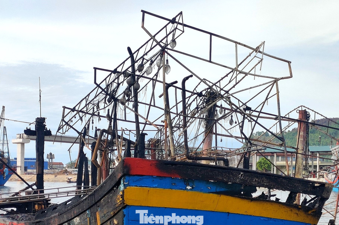 Những con tàu cháy trơ khung.