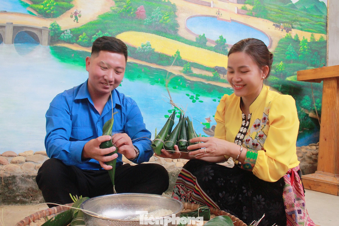 Anh Lãnh Văn Mùi - Bí thư Đoàn xã Châu Tiến (bên trái) làm món bánh truyền thống của đồng bào dân tộc Thái.