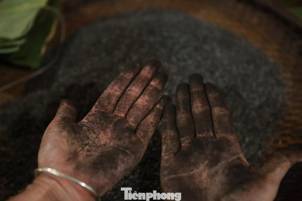 Những đôi bàn tay đen sạm màu tro sau khi gói bánh.