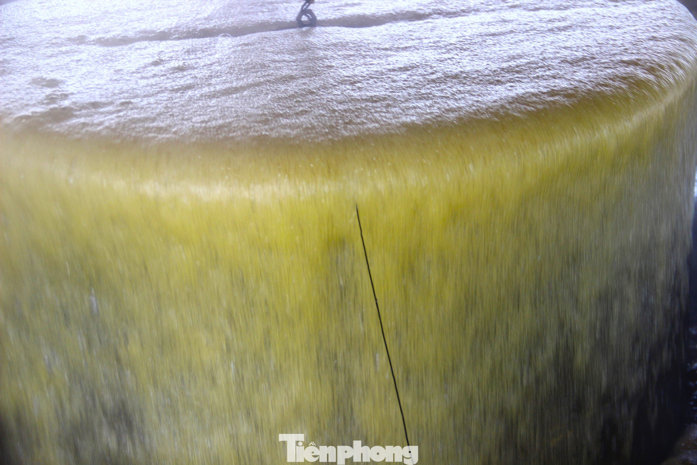 Khi nước mía được đun sôi, người dân sẽ sử dụng vợt có lưới bằng vải màn để vớt bọt, tạp chất. Khi mật sôi, nếu không kịp vớt váng bọt, làm mật bị trào sẽ có màu đen, kém thơm ngon.