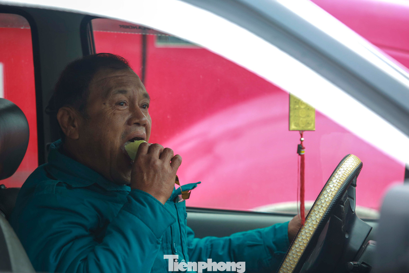 “Đây là lần đầu tiên tôi đi đăng kiểm gặp tình trạng đông đúc như thế này. Tôi ngồi chờ ở xe từ 1h đến 7h sáng để được xếp lốt xe và đến 1h chiều vẫn đang chờ đợi. Vé của tôi là 56 nên tôi không dám đi khỏi xe. Tôi mua bánh chưng, bánh mì, nước để ăn uống trong xe luôn”, anh Bình nói. “Đây là lần đầu tiên tôi đi đăng kiểm gặp tình trạng đông đúc như thế này. Tôi ngồi chờ ở xe từ 1h đến 7h sáng để được xếp lốt xe và đến 1h chiều vẫn đang chờ đợi. Vé của tôi là 56 nên tôi không dám đi khỏi xe. Tôi mua bánh chưng, bánh mì, nước để ăn uống trong xe luôn”, anh Bình nói.