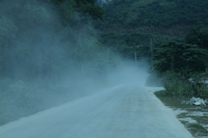 Bụi bột đá mịn bay mù mịt Bụi bột đá mịn bay mù mịt