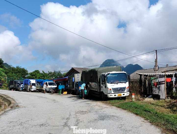 Vì đường còn tiếp tục sạt lở nên một số phương tiện tạm dừng ở những khu vực có dân cư sinh sống. Vì đường còn tiếp tục sạt lở nên một số phương tiện tạm dừng ở những khu vực có dân cư sinh sống.