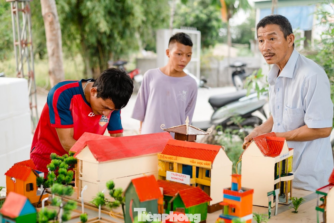 Tại xóm Thái Phúc, xã Nghi Thái, người dân cũng đang gấp rút hoàn thiện các công đoạn cuối cùng của Hội trại hè.