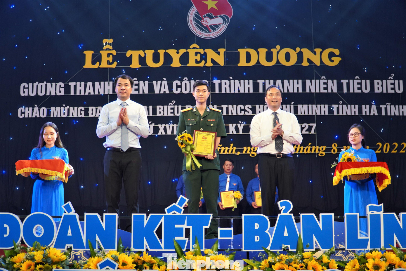 Ông Hoàng Trung Dũng, Ủy viên BCH Trung ương Đảng, Bí thư Tỉnh ủy, Chủ tịch Hội đồng Nhân dân tỉnh Hà Tĩnh và anh Ngô Văn Cương, Bí thư BCH Trung ương Đoàn, chủ nhiệm UBKT Trung ương Đoàn trao hoa và chứng nhận tuyên dương cho các thanh niên tiêu biểu Ông Hoàng Trung Dũng, Ủy viên BCH Trung ương Đảng, Bí thư Tỉnh ủy, Chủ tịch Hội đồng Nhân dân tỉnh Hà Tĩnh và anh Ngô Văn Cương, Bí thư BCH Trung ương Đoàn, chủ nhiệm UBKT Trung ương Đoàn trao hoa và chứng nhận tuyên dương cho các thanh niên tiêu biểu