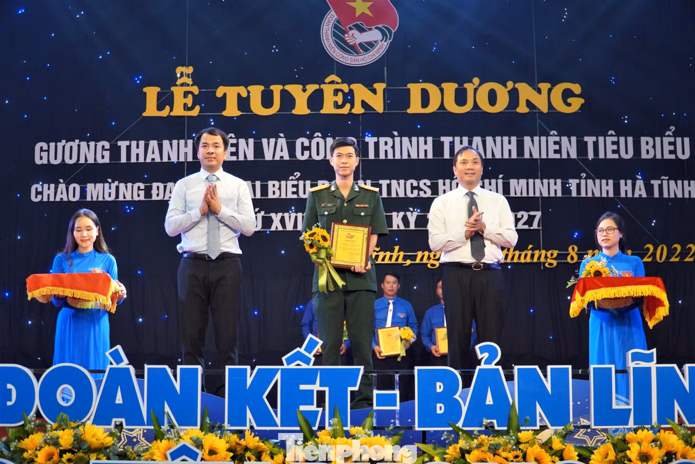 Ông Hoàng Trung Dũng, Ủy viên BCH Trung ương Đảng, Bí thư Tỉnh ủy, Chủ tịch Hội đồng Nhân dân tỉnh Hà Tĩnh và anh Ngô Văn Cương, Bí thư BCH Trung ương Đoàn, chủ nhiệm UBKT Trung ương Đoàn trao hoa và chứng nhận tuyên dương cho các thanh niên tiêu biểu Ông Hoàng Trung Dũng, Ủy viên BCH Trung ương Đảng, Bí thư Tỉnh ủy, Chủ tịch Hội đồng Nhân dân tỉnh Hà Tĩnh và anh Ngô Văn Cương, Bí thư BCH Trung ương Đoàn, chủ nhiệm UBKT Trung ương Đoàn trao hoa và chứng nhận tuyên dương cho các thanh niên tiêu biểu