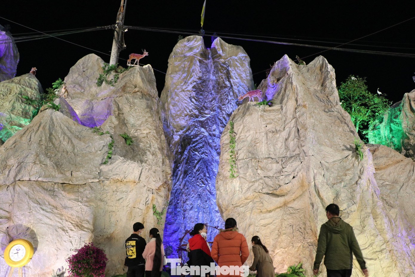 Chính giữa hang đá là một thác nước nhân tạo khổng lồ.