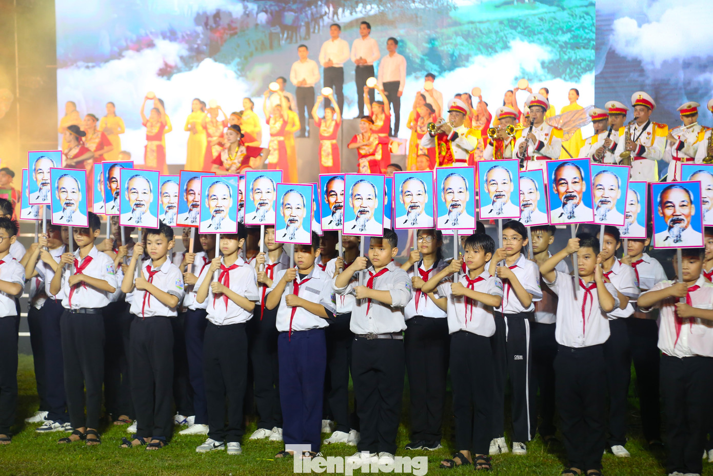 Tiết mục Hát múa ngày hội Làng Sen mở đầu buổi lễ.