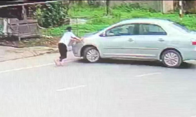 Cháu Na đuổi theo xe thì bị đối tượng tông thẳng vào người. Ảnh cắt từ clip